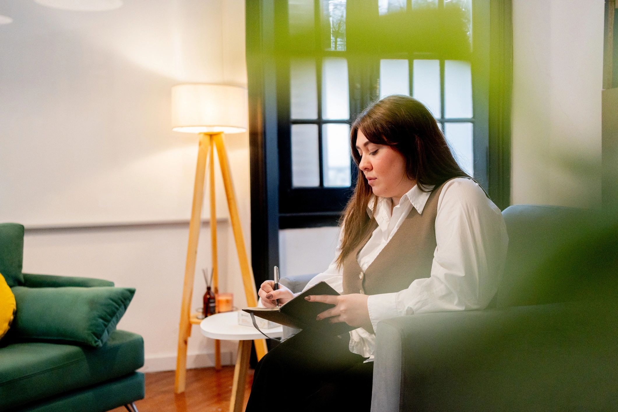 Coach taking notes during a neuroscience-informed emotional management session
